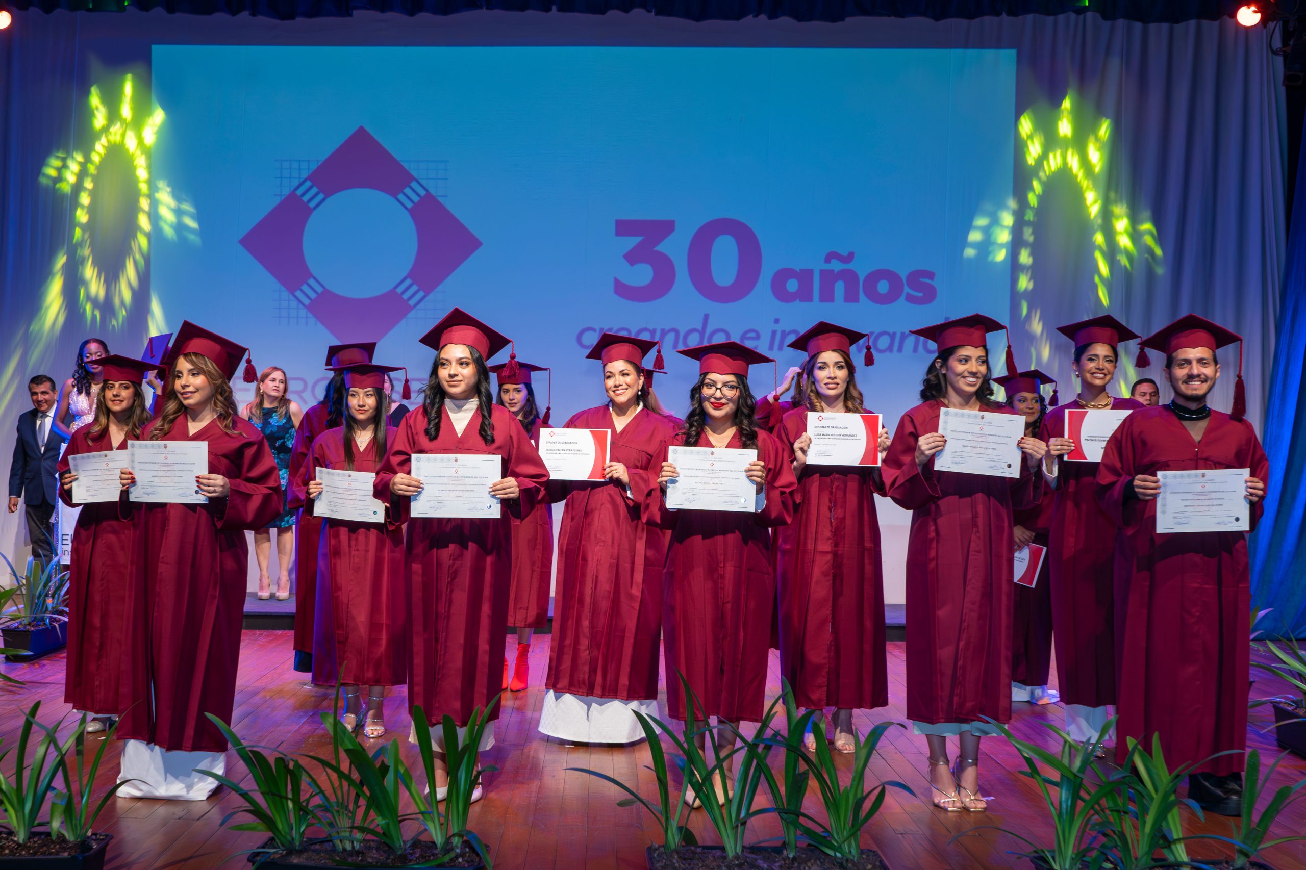 Graduados-con-diploma